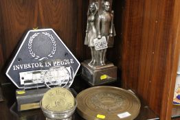 A VINTAGE CAST METAL RETAILER AWARD TOGETHER WITH VARIOUS OTHER AWARDS / PLAQUES AND METALWARE ETC