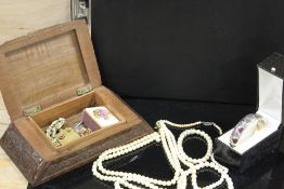 A SMALL TRAY OF COSTUME JEWELLERY TO INCLUDE AN INDIAN STYLE JEWELLERY BOX, BANGLE ETC