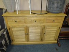 A MODERN OAK STYLE SIDEBOARD W-140 CM