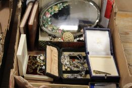 A TRAY OF ASSORTED VINTAGE COSTUME JEWELLERY ETC TO INCLUDE A COLLECTION OF MARCASITE SET JEWELLERY,