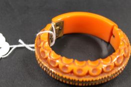 A VINTAGE EARLY / MID CENTURY LUCITE HINGED BANGLE