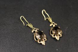 A PAIR OF VINTAGE HALLMARKED 9CT GOLD SMOKY QUARTZ EARRINGS - APPROX WEIGHT 2.4 G