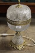 A GILT MOUNTED CUT GLASS DECORATIVE TABLE LAMP