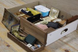A TRAY OF ASSORTED COSTUME JEWELLERY TO INC A CARVED WOODEN BOX, ENAMEL BUCKLE ETC