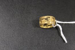 A CONTINENTAL HALLMARKED C18 GOLD FILIGREE RING - APPROX WEIGHT 2.3 G, A/F