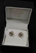 A PAIR OF 375 STAMPED GOLD EARRINGS IN GIFT BOX - APPROX COMBINED WEIGHT 0.7 G
