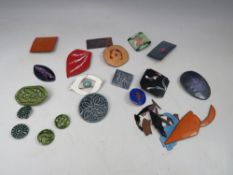 A COLLECTION OF MID CENTURY RETRO BROOCHES ETC., to include copper and ceramic examples, plus a