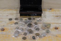 A SMALL COLLECTION OF VINTAGE COINS CONTAINED IN A TIN