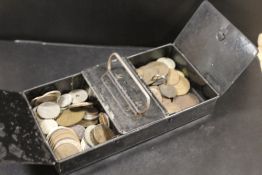 A SMALL COLLECTORS TIN OF ASSORTED COINS