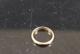 AN ANTIQUE 9CT ROSE GOLD WEDDING RING