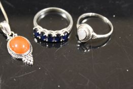 A SELECTION OF VINTAGE SILVER JEWELLERY TO INCLUDE TWO GEMSTONE RINGS AND A GEMSTONE NECKLACE