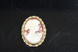 A HALLMARKED 9CT GOLD CAMEO PENDANT / BROOCH