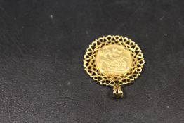 A QUEEN VICTORIA YOUNG HEAD SOVEREIGN DATED 1886 IN A HALLMARKED 9CT GOLD MOUNT - APPROX WEIGHT 12.1