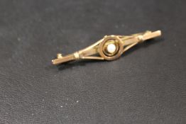 A VINTAGE 9CT STAMPED OPAL SET BAR BROOCH - APPROX WEIGHT 1.5 G