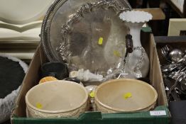 A TRAY OF ASSORTED METALWARE AND CERAMICS TO INCLUDE SILVER PLATED SALVERS, PLANTERS ETC