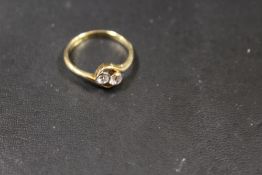 AN 18CT GOLD RING SET WITH TWO WHITE STONES - APPROX WEIGHT 2.4 G