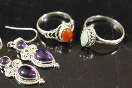 A COLLECTION OF VINTAGE SILVER TO INCLUDE GEMSTONE RINGS AND EARRINGS