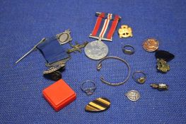 A COLLECTION OF COSTUME JEWELLERY, MEDALS AND BADGES