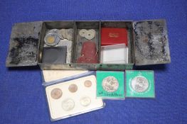 A TRAY CONTAINING MAINLY ENGLISH COINAGE TO INCLUDE CROWNS AND 1ST DECIMAL SET (TRAY NOT INCLUDED)