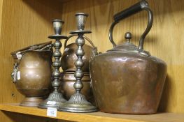 A COLLECTION OF METALWARE TO INCLUDE COPPER KETTLE, ETC