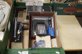 A TRAY OF COLLECTABLES TO INCLUDE WRIST WATCHES, CALCULATOR ETC (TRAY NOT INCLUDED)