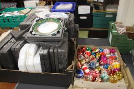 A QUANTITY OF PICTURE PLATES XMAS DECORATIONS ETC