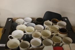 TRAY OF MUGS AND CHINA INCLUDING COMMEMORATIVE (TRAY NOT INCLUDED)