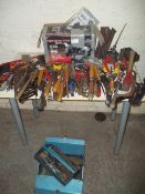 A SELECTION OF TOOLS TO INCLUDE A BOXED BENCH GRINDER