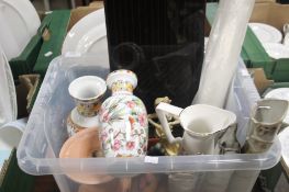 A TRAY OF CERAMICS TO INCLUDE 2 ORIENTAL STYLE VASES (TRAY NOT INCLUDED)
