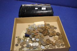 A LARGE BLACK LADIES HANDBAG TO INCLUDE A LARGE COLLECTION OF ENGLISH COINS TO INCLUDE CROWNS, 1/2