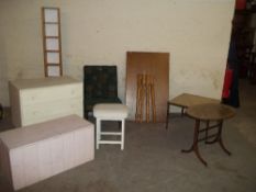 A SELECTION OF 8 ITEMS TO INCLUDE A BRASS SIDE TABLE, A CHEST OF DRAWERS, TABLES, STOOL AND A