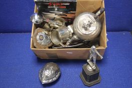 A COLLECTION OF WHITE METAL ITEMS TO INCLUDE COFFEE POT, TANKARD ETC