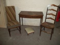 A SMALL LEATHER INLAID WRITING DESK WITH CROSS BANDED DETAIL TOGETHER WITH A SMALL STOOL AND 2