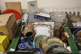 A TRAY OF ASSORTED CERAMICS TO INCLUDE A BESWICK HORSE A/F TOGETHER WITH A TRAY OF ASSORTED