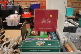 A TRAY OF BOXED GAMES TO INCLUDE TRIVIAL PURSUIT, BOGGLE, ETC