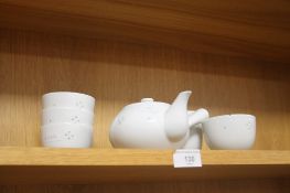 A ORIENTAL TEA POT AND 5 CUPS
