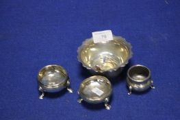 A COLLECTION OF 5 SILVER/WHITE METAL ITEMS TO INCLUDE SALTS, SPOON AND BOWL