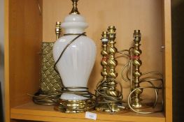 FOUR BRASS TABLE LAMPS TOGETHER WITH A GLASS EXAMPLE