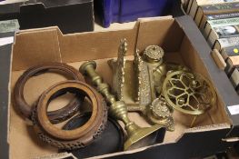 A TRAY OF METALWARE AND TREEN TO INCLUDE A BRASS DESK STAND (TRAY NOT INCLUDED)