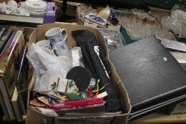 A TRAY OF ASSORTED SUNDRIES TO INCLUDE MUGS, TRIPOD ETC (TRAY NOT INCLUDED)