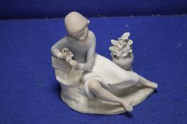 A LLADRO FIGURINE