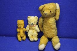 A VINTAGE GROWLER TEDDY, together with 2 smaller vintage bears