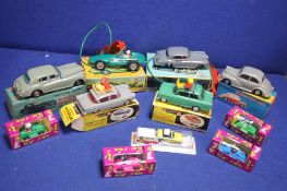 A BOXED VINTAGE TELSALDA SINGER VOGUE SALOON 20722, together with a boxed Morris minor 1000, a boxed