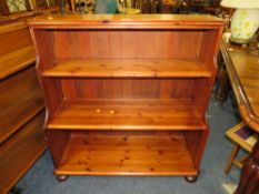 A MODERN PINE DUCAL OPEN BOOKCASE, W 94 CM