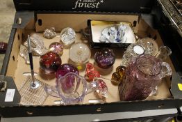 A TRAY OF ASSORTED GLASS ETC TO INCLUDE CAITHNESS AND OTHER PAPERWEIGHTS, DARTINGTON AUBERGINE VASE,