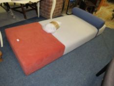 A MODERN UPHOLSTERED COUCH / DAY BED