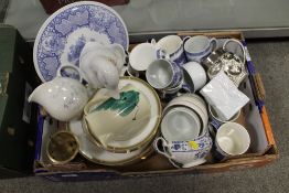 A TRAY OF ASSORTED CERAMICS AND CHINA TO INCLUDE SPODE BLUE AND WHITE, WEDGWOOD OBERON DINNERWARE