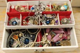 A VINTAGE JEWELLERY BOX AND CONTENTS TO INCLUDE BANGLES, WATCHES ETC