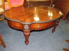 A QUALITY REPRODUCTION INLAID COFFEE TABLE WITH GILT METAL MOUNTS, W 116 CM