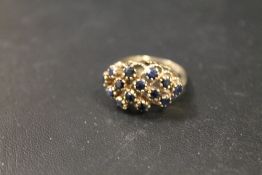 A HALLMARKED 9CT GOLD SAPPHIRE CLUSTER RING - APPROX WEIGHT 4.6 G